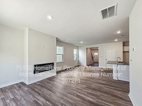 3rd image of 1419 Mammoth Rd