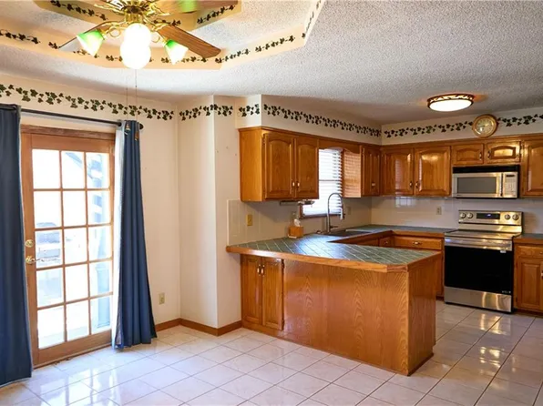 616 NE Michael Dr, Lees Summit, MO 64086