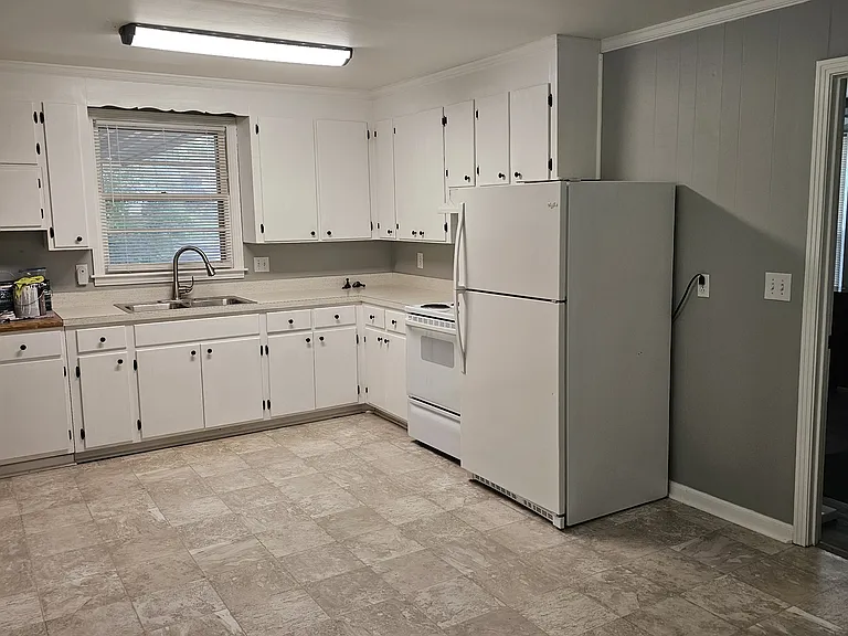627 W Meade Blvd — Photo 4