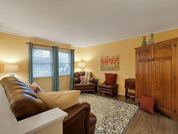 3rd image of 1157 Tillicum Dr