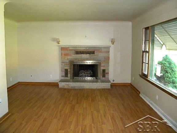 3rd image of 1906 Amherst St