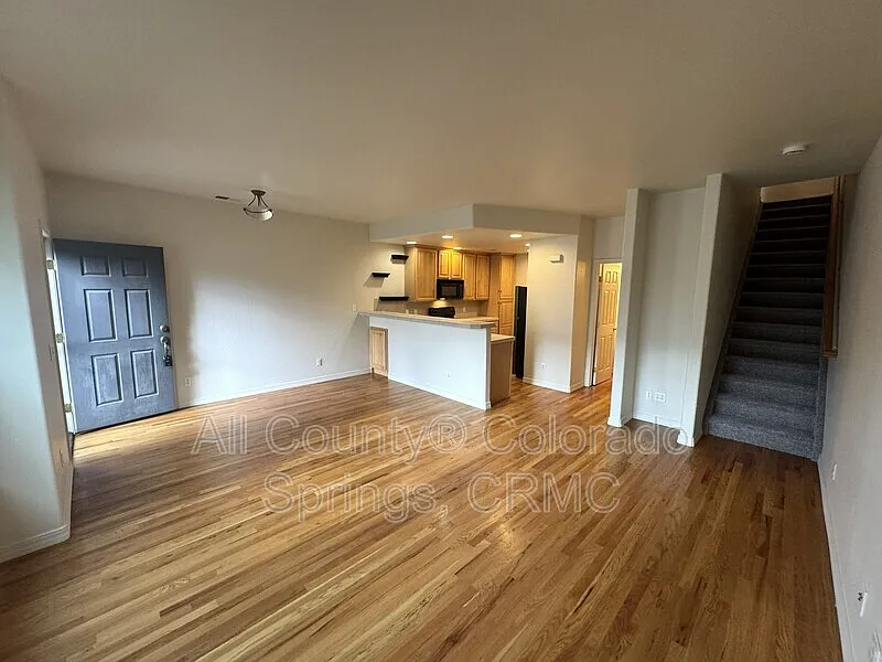 3 bed, 2.5 bath, 1393 sqft, $1,995 — Photo 3