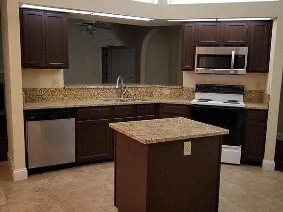 4th image of 2486 The Woods Dr E
