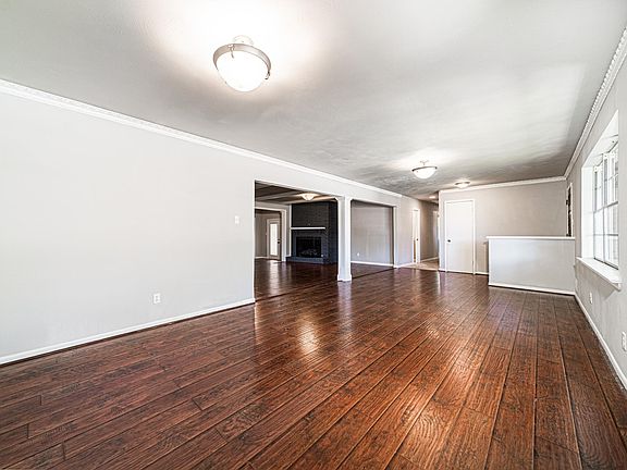5th image of 1810 Hill St