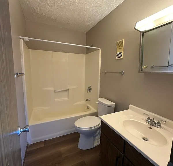 980 Eisenhower Rd #15 — Photo 5