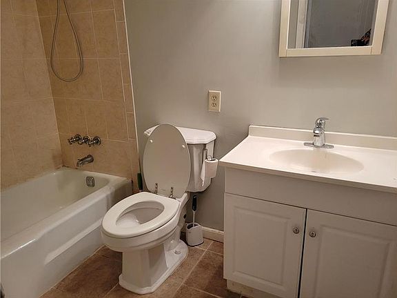 2nd image of 1100 SE 4th Ave APT 1