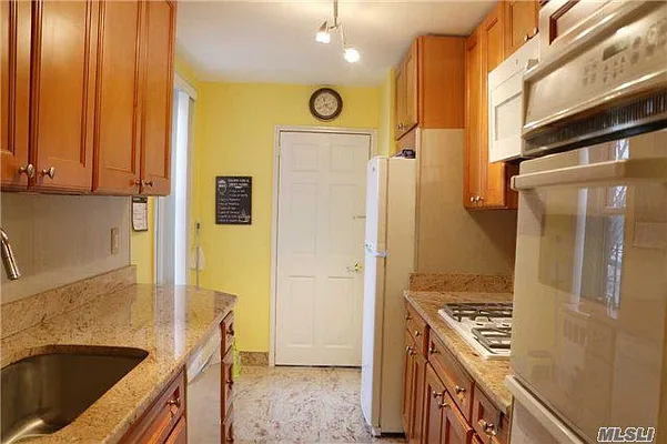 Sold by Daniel Gale Sotheby's International Realty | media 4