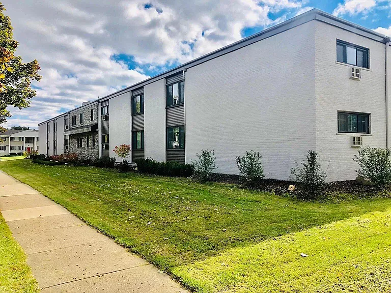 Royal Oak Place Apartments — Photo 23
