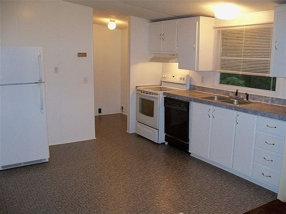 Kitchen with full Appliances