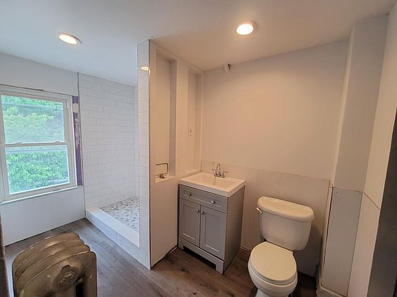 5th image of 2582 Martin Ave Floor 2
