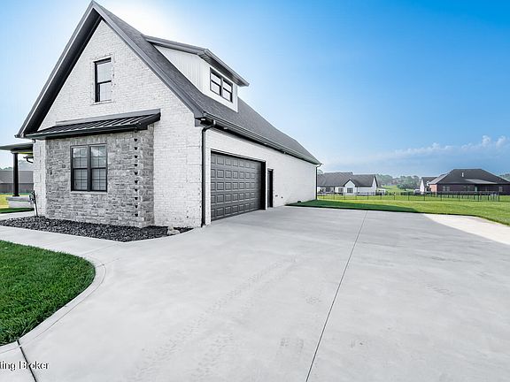 3rd image of 121 Liam Ct