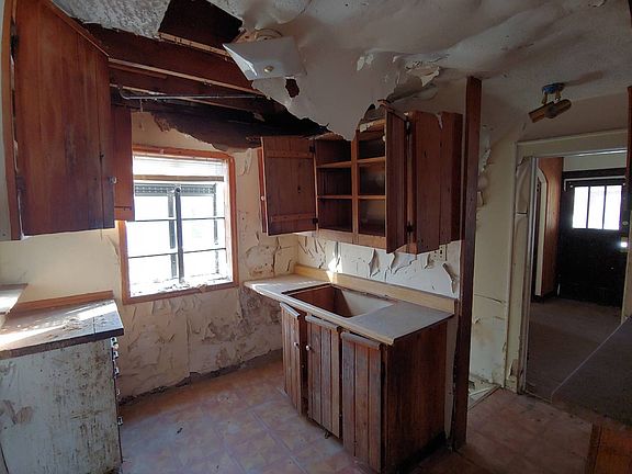 5th image of 210 Marguerite Ave