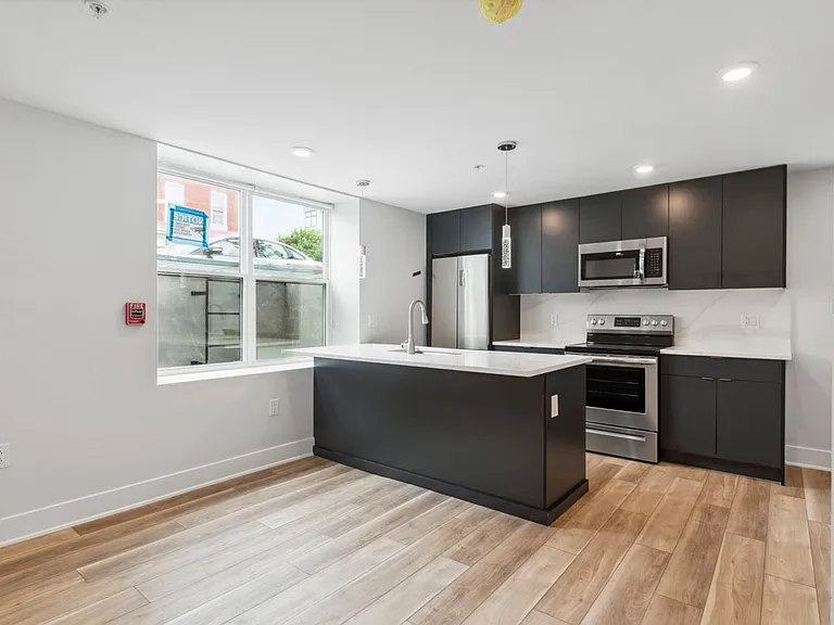 3951 Lancaster — Photo 3