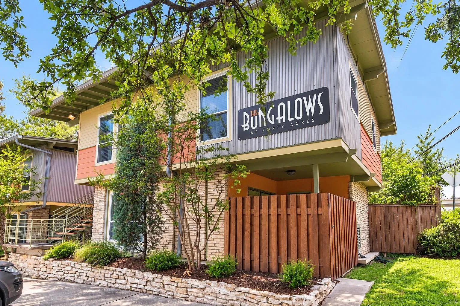 2 bed, 1.0 bath, 774 sqft, $1,600 — Photo 1