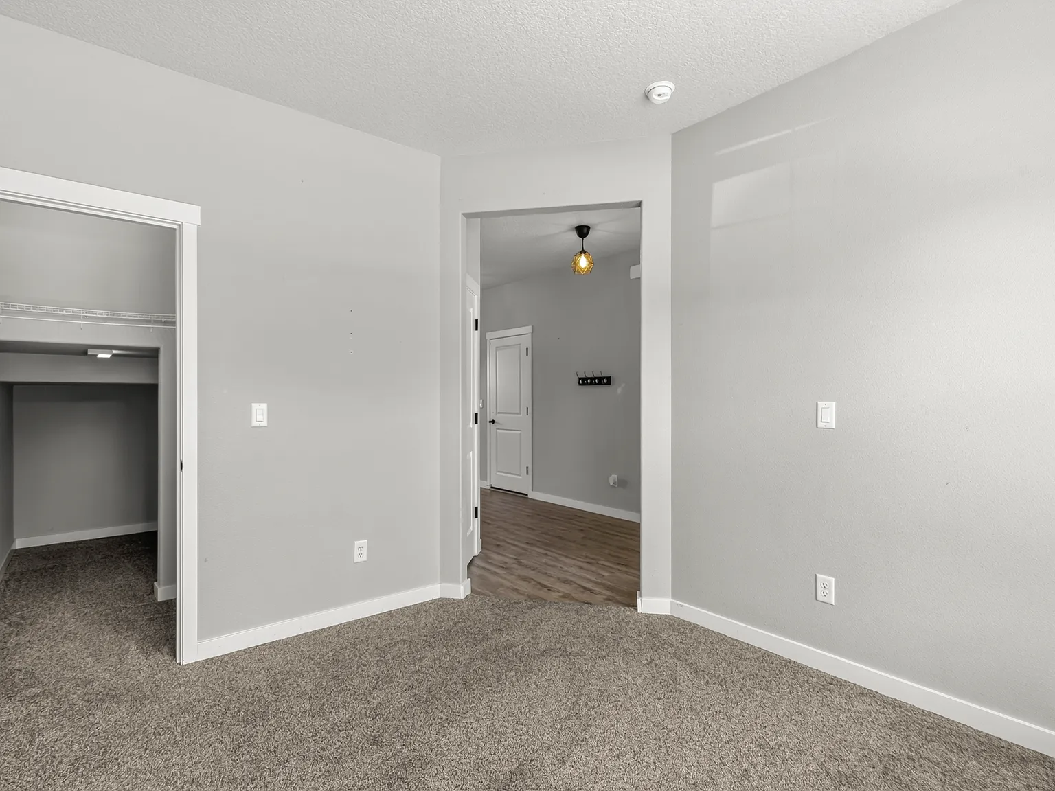 4 bed, 2.5 bath, 2042 sqft, $4,650 — Photo 4
