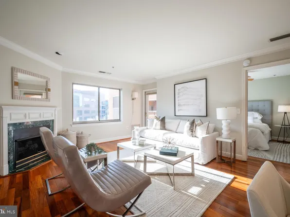 1050 N Stuart St APT 702, Arlington, VA 22201