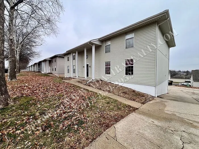 2 bed, 1.0 bath, 900 sqft, $1,095 — Photo 2