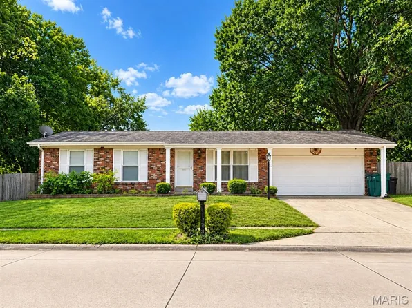 2 Smoke Tree Dr, Fenton, MO 63026