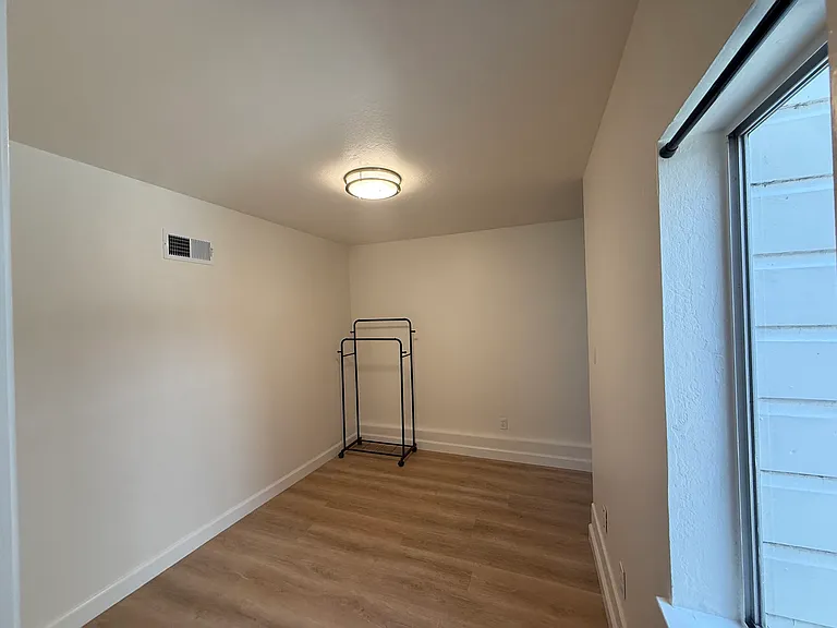 1525 Powell St — Photo 14