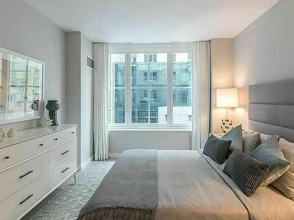 3rd image of 320 W 39th St #15