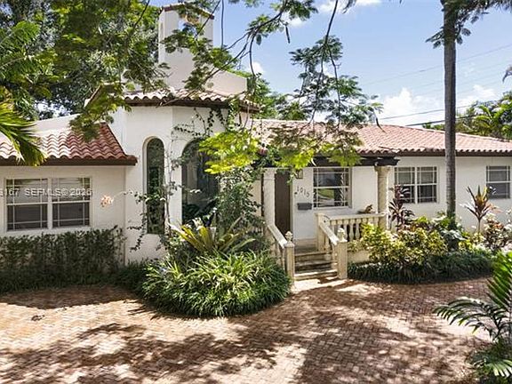 3rd image of 1015 SW 44th Ave #1015