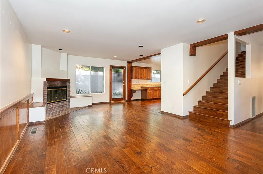 3 bed, 2.5 bath, 2454 sqft, $4,999 — Photo 2