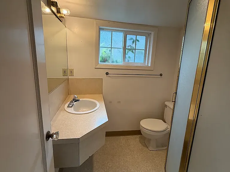 431 W 2nd St #5 — Photo 5
