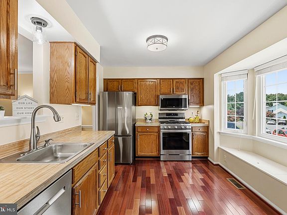 5th image of 10127 Schoolhouse Woods Ct