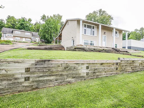 1003 Woodland Trails Dr, Fenton, MO 63026