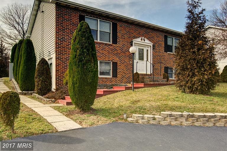 1st image of 110 Cloverdale Ct