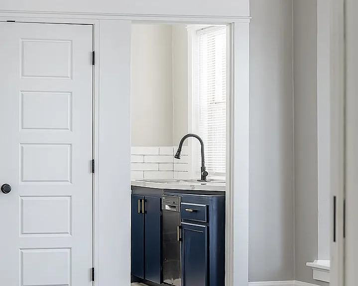 Elegant Renovation! HUGE 1 Bed 1 Bath Available Now! — Photo 17