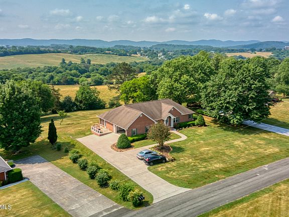 3rd image of 1421 Laurel Hills Cir