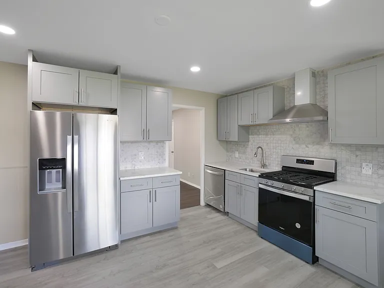 419 Waverly Ave — Photo 18