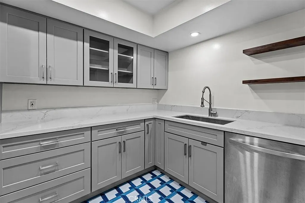 Building Photo - 6752 Hillpark Dr #303