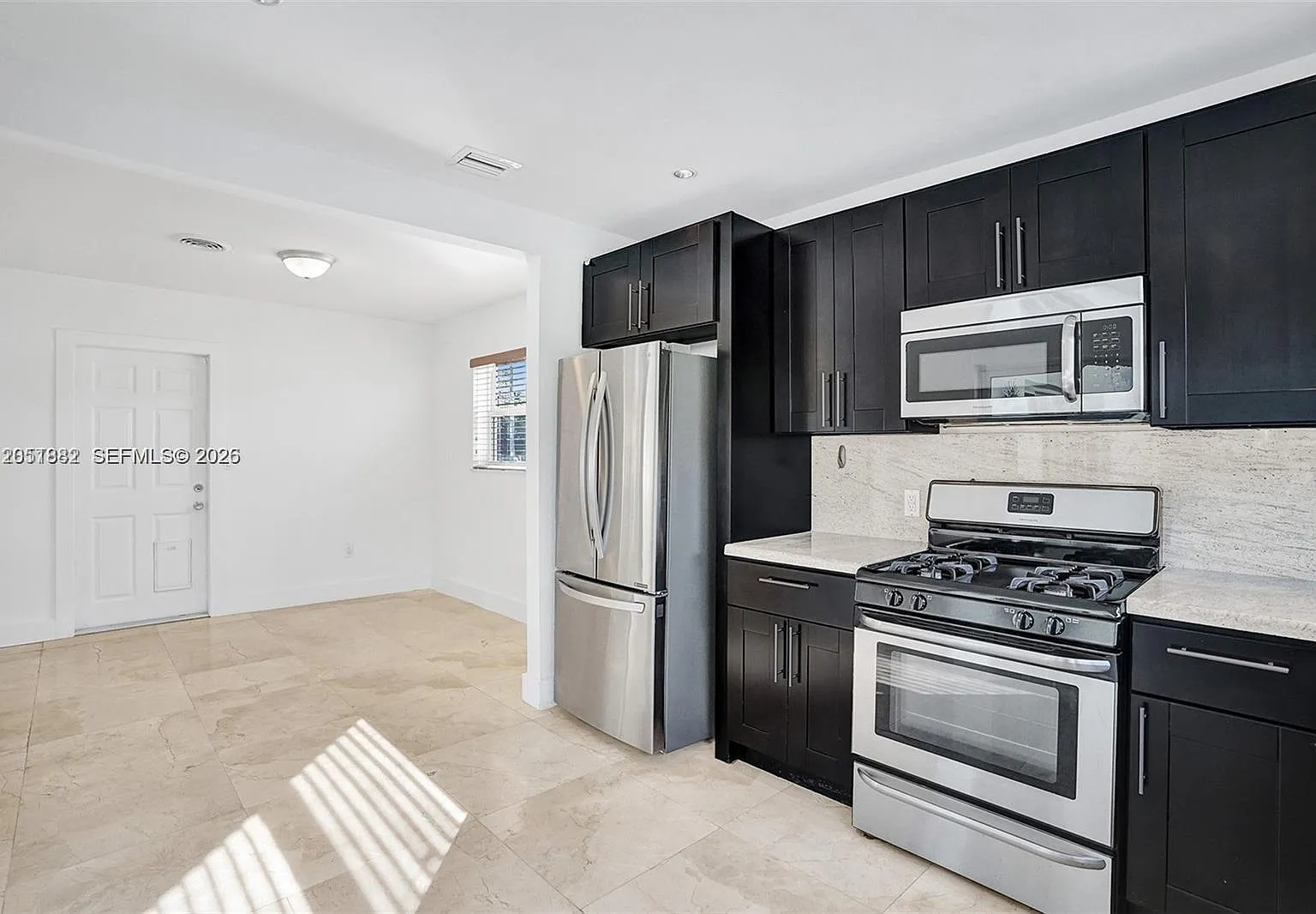 3 bed, 2.0 bath, 1287 sqft, $3,500 — Photo 2