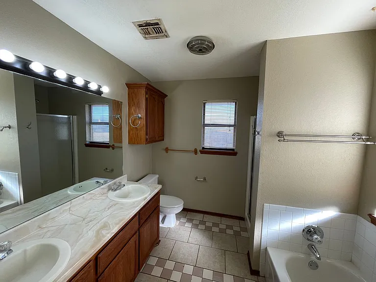 712 NE 19th Ter — Photo 10