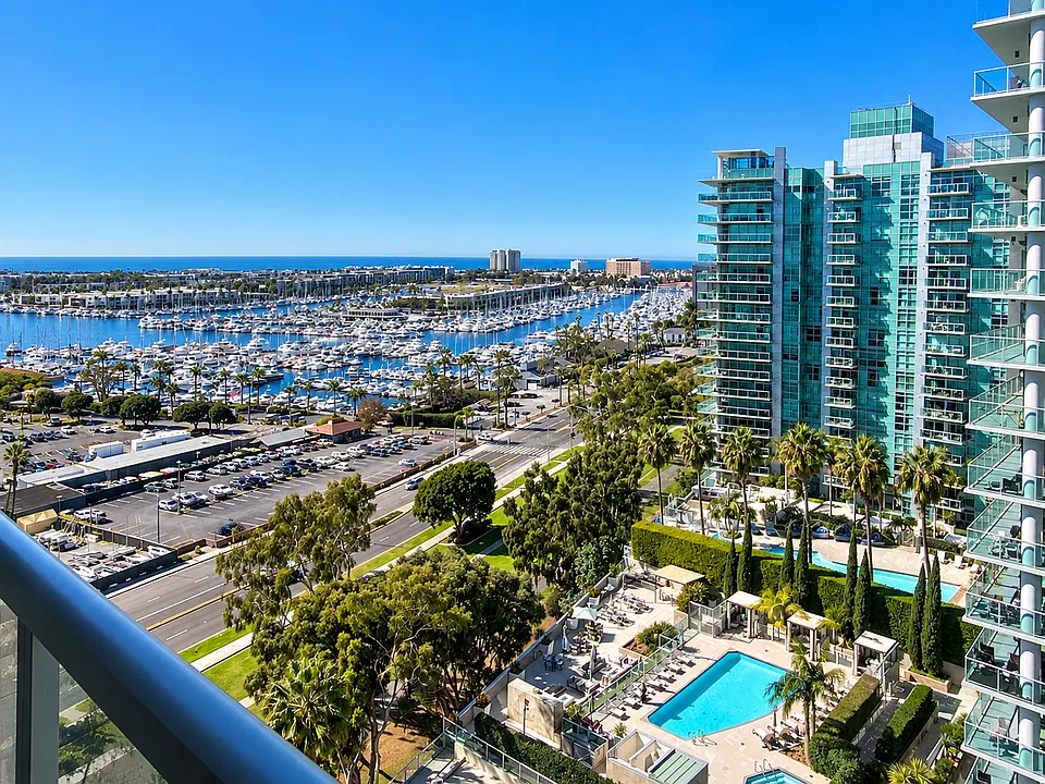 13600 Marina Pointe Dr #1512