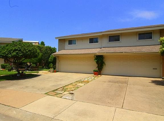 2nd image of 2921 Country Place Cir