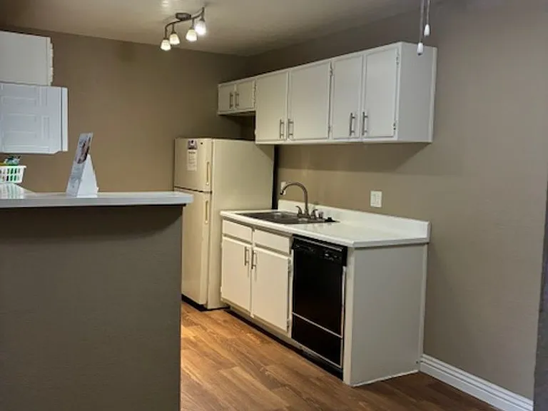 Mandalay Bay Apartments — Photo 43