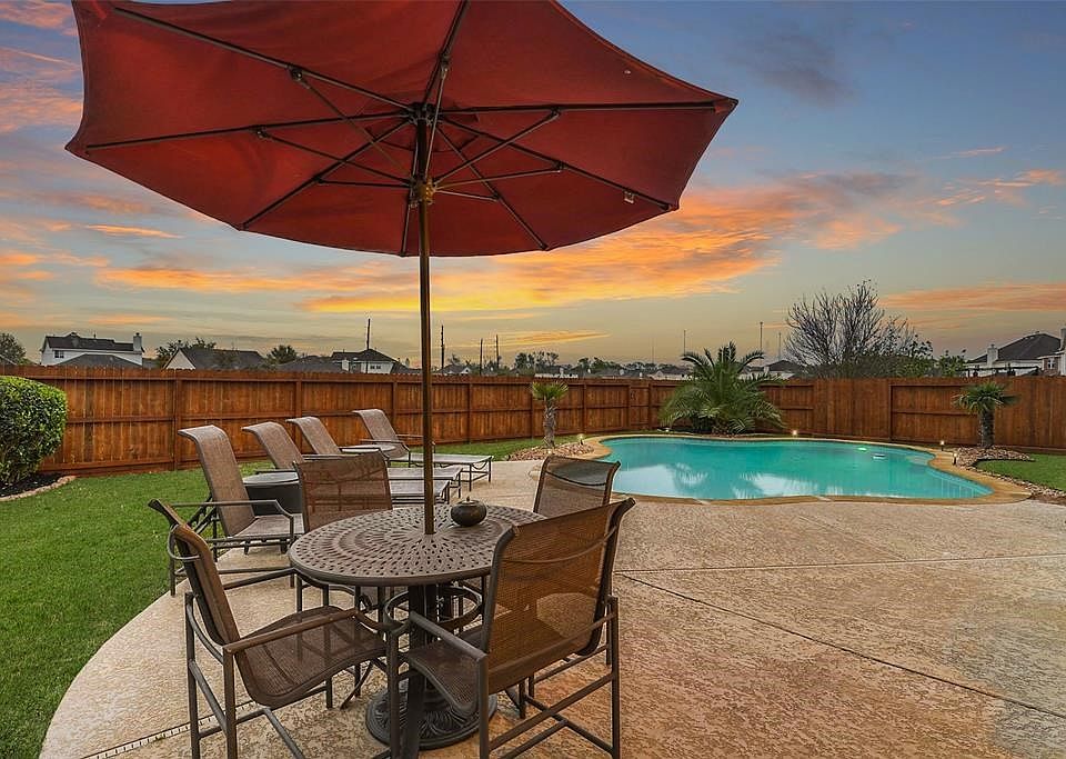 Beautiful home in Sienna Plantation with pool, 5 bedrooms, 3.5 baths, Game room, media room and more. Come and make this your private oasis.