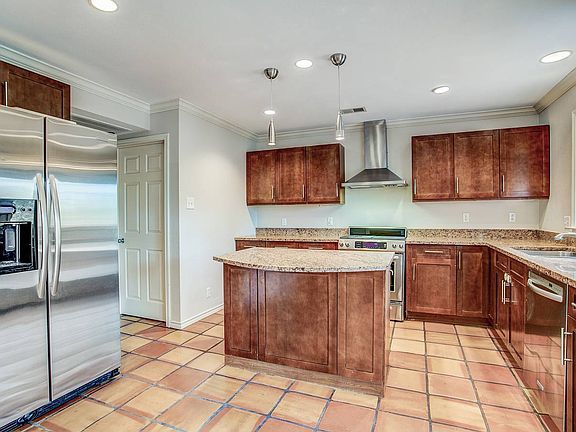 3rd image of 411 Cleveland Ct