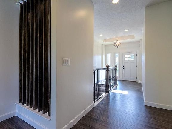 APPEALING BUILDER TOUCHES TO ENTRY