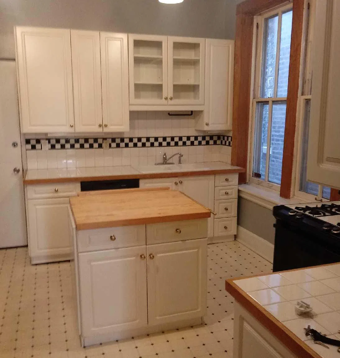 1141 N Winchester Ave — Photo 3
