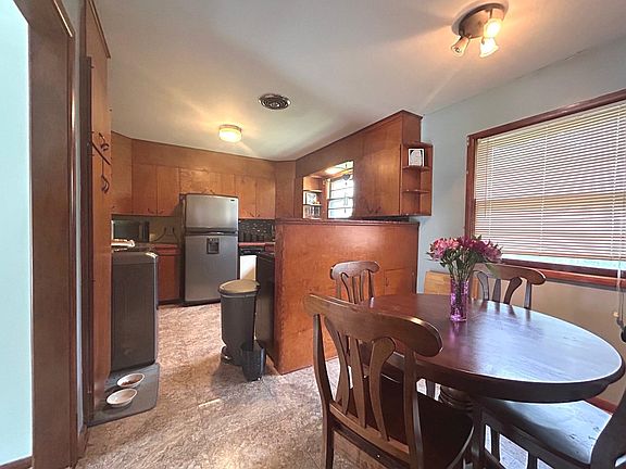 5th image of 602 N High Dr