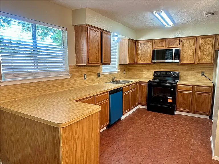 1427 Littleport Ln — Photo 4
