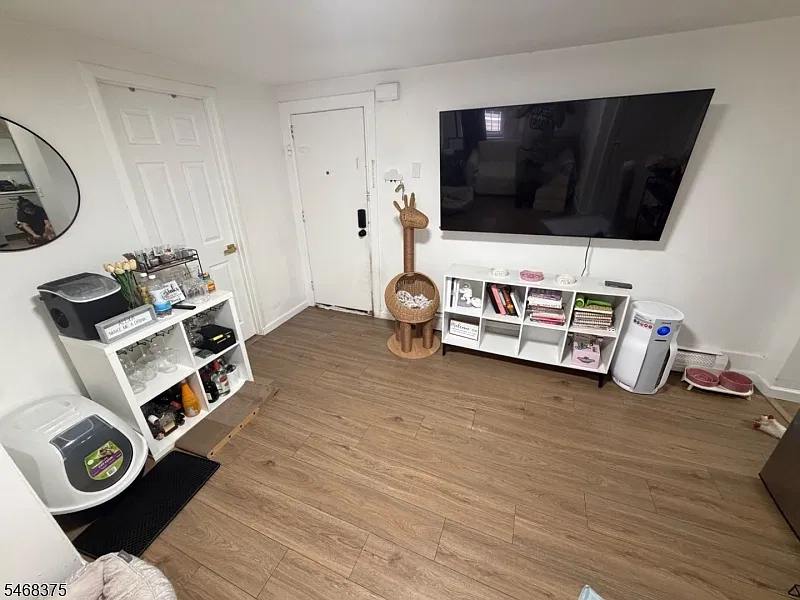 2 bed, 1.0 bath, $1,950 — Photo 2