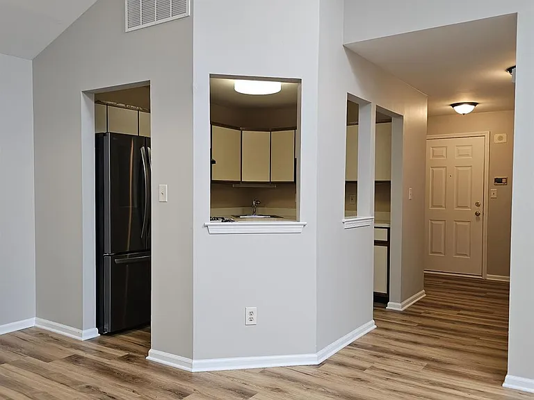 2809 Ridgefield Ct — Photo 3