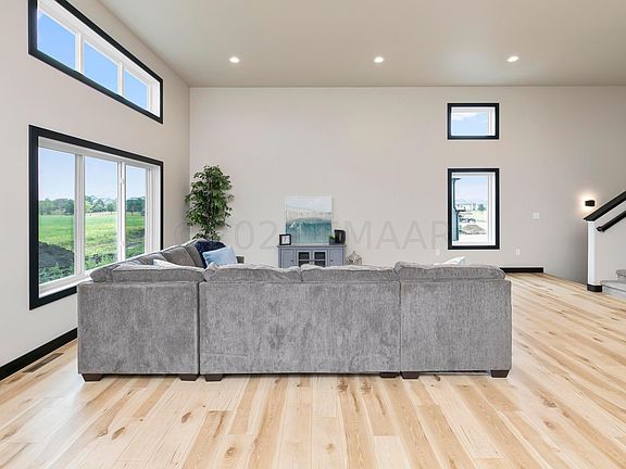 4th image of 448 Hampton Dr W