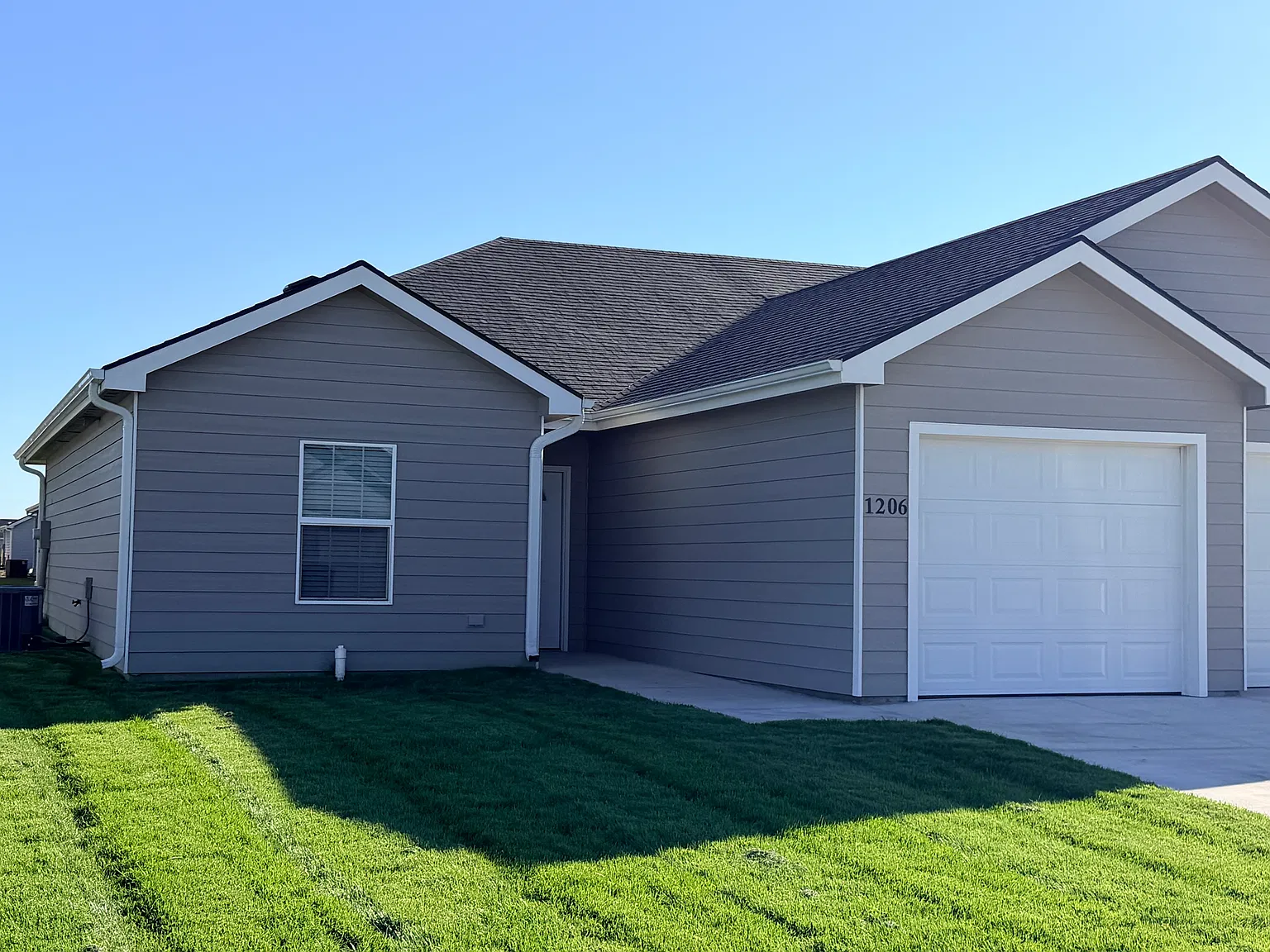 2 bed, 1100 sqft, $1,585 — Photo 1