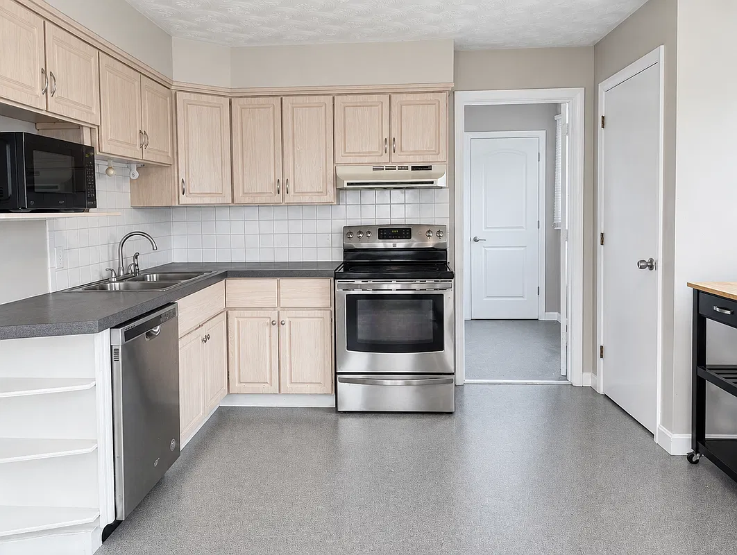4 bed, 2.0 bath, 2271 sqft, $3,500 — Photo 4